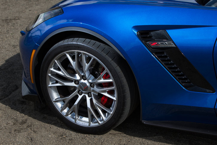 タイヤサイズは前が285/30ZR19、後ろが335/25ZR20。オプションの「Z07パフォーマンスパッケージ」を選択すると、よりドライグリップ性能を重視した「ミシュラン・パイロットスポーツ カップ2」が装着される。