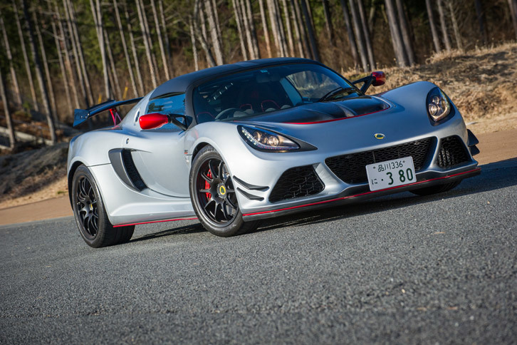 日本仕様の車両重量は、MT仕様で1110kg、AT仕様で1121kgとなっている。