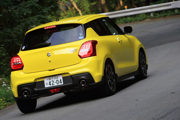 新世代プラットフォームとターボエンジンの採用により、大幅な動力性能の向上を実現した新型「スイフトスポーツ」。燃費も、従来モデルの14.8～15.6km/リッターから、16.2～16.4km/リッターに改善している（いずれもJC08モード）。