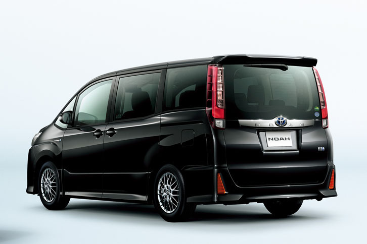 ノアSi（ハイブリッド車）のリアビュー。