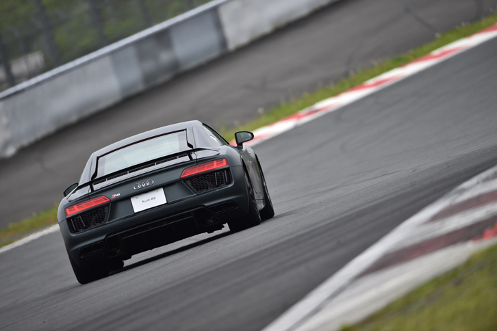 より高出力なV10エンジンや固定式のリアウイングなどに加え、「V10プラス」にはドライ、ウエット、スノーの3つの走行モードを選択可能な「パフォーマンスモード」や、機械式LSDなどが標準で採用される。