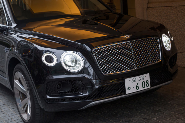 ベントレーのアイデンティティーともいえるブライトクロームの大型マトリックスグリルが、堂々たる存在感を放つ。