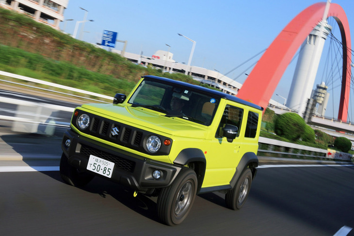 ガッチガチのクロカンスタイルでありながら、どこかスタイリッシュさも併せ持つ現行「ジムニー」（写真は「シエラ」）。街なかを走っていても、十分にサマになる。