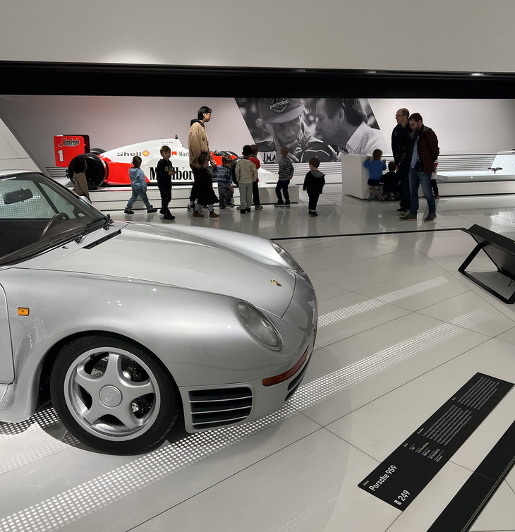 今回ポルシェミュージアムを回って最も印象的だったのが、未就学児の見学の様子。このなかから、数十年後にドイツの自動車産業を支える人が出てくるのかもしれない。