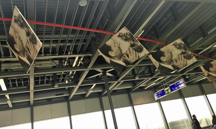 モーターショーの会場に直結しているジュネーブのコアントラン国際空港。出発・到着ロビーとターミナル本館を結ぶ長い通路には、名作映画のキスシーンがコマ送りで掲げられていた。小学生のころ教科書の各ページに絵を描き、“パラパラ漫画”をして遊んだのを思いだす。