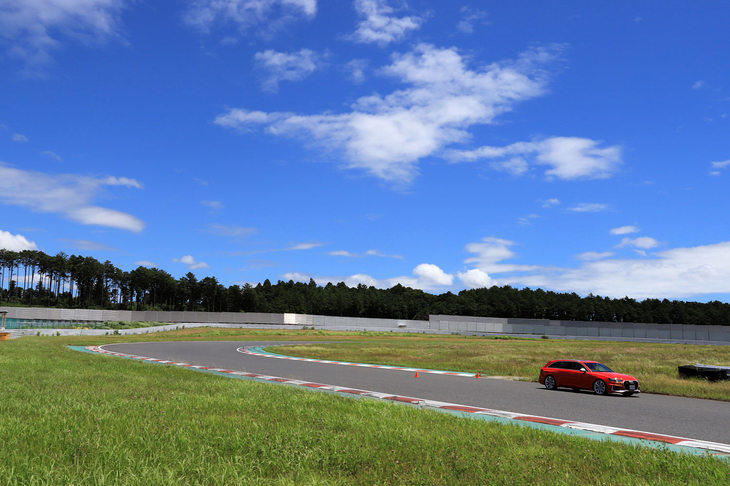 「Audi women's driving experience」は、アウディオーナー以外でも参加可能。参加費は、レッスンと車両費用（燃料、保険）、参加者と同伴者、計2名分のランチを含め、3万5000円（税込み）。