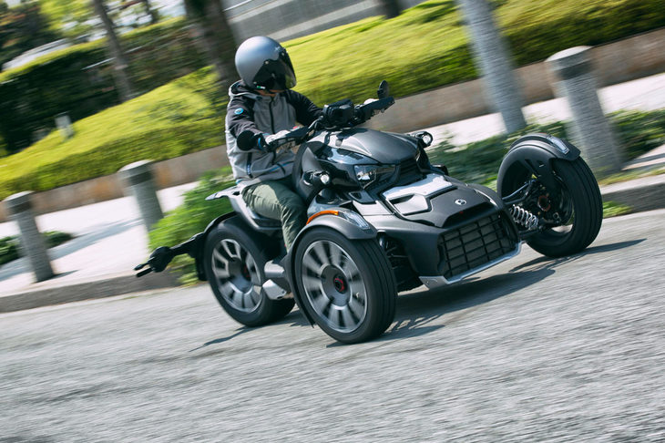 運転方法はバイクとクルマの折衷式。スロットルは右ハンドルグリップで、ブレーキは右のフットペダルで操作。リバースギアやパーキングブレーキなども備わっている。