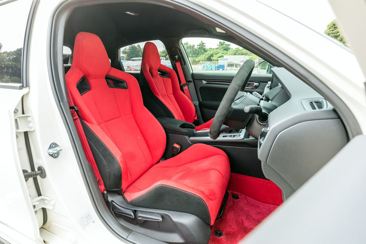 専用のスポーツシートは、サポート性の強化や、シフト／ペダル／ステアリングの操作性向上、および軽量化を追求したもの。背もたれの中央などには、通気性を高めるハニカム模様のパーフォレーションを施している。