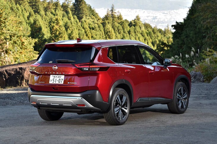 【日産エクストレイルG e-4ORCEのスペック】
	ボディーサイズ：全長×全幅×全高＝4660×1840×1720mm／ホイールベース：2705mm／車重：1880kg／駆動方式：4WD／エンジン：1.5リッター直3 DOHC 12バルブ ターボ／フロントモーター：交流同期電動機／リアモーター：交流同期電動機／エンジン最高出力：144PS（106kW）/4400-5000rpm／エンジン最大トルク：250N・m（25.5kgf・m）/2400-4000rpm／フロントモーター最高出力：204PS（150kW）/4501-7422rpm／フロントモーター最大トルク：330N・m（33.7kgf・m）/0-3505rpm／リアモーター最高出力：136PS（100kW）/4897-9504rpm／リアモーター最大トルク：195N・m（19.9kgf・m）/0-4897rpm／タイヤ：（前）235/55R19 101V／（後）235/55R19 101V（ハンコック・ヴェンタスS1 evo3 SUV）／燃費：18.4km/リッター（WLTCモード）／価格：449万9000円
	
	【取材時の燃費データ】
	テスト距離：356.9km（市街地1：高速道路7：山岳路2）／使用燃料：24.8リッター（レギュラーガソリン）／参考燃費：14.4km/リッター（満タン法）／13.5km/リッター（車載燃費計計測値）