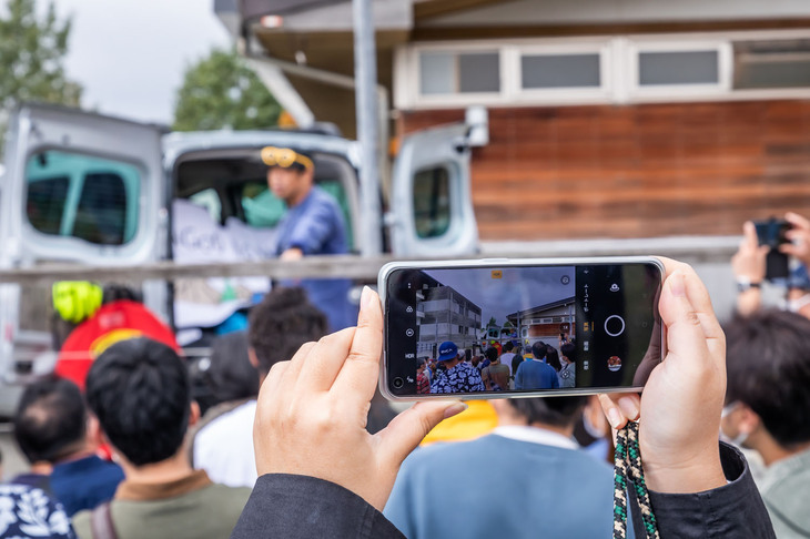 安田大サーカスの団長安田さんと愛車の「カングー」を見ようと、大勢の参加者がステージ前に集まった。気軽に撮影などに応じる姿が印象的だった。