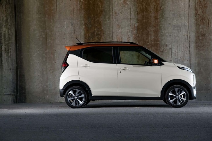 ボディーサイズは全長×全幅×全高＝3395×1475×1685mmで、
	ホイールベースは2495mm。SUVのような姿だが、最低地上高155mmは標準車の「eKワゴン」と同じ。