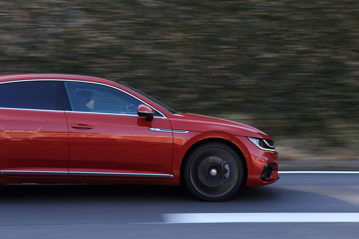 こうして普通に走っている間もタイヤは減るわけですが、「エフィシェントグリップ コンフォート」は、直進時の摩耗エネルギーの低減や、コーナリング時の接地圧の均一化により、従来モデルより3％ほど“長持ち”になっているのだとか。