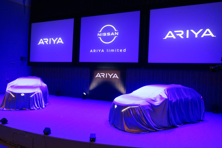 ステージ上でアンベールを待つ2台の「アリア」。コロナ禍のなか、こうした“リアルイベント”で新車を拝むのも久々である。