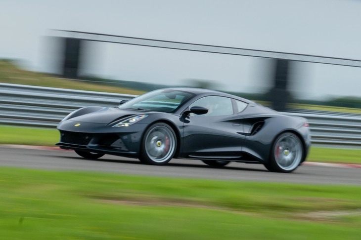 「エミーラ」に搭載されるトヨタ製V6ユニット「2GR-FE」は、最高出力405PS、最大トルク420N・m（MT車の場合。AT車は430N・m）を発生。0-100km/hの加速タイムはMT車が4.3秒、AT車が4.2秒と公表される。