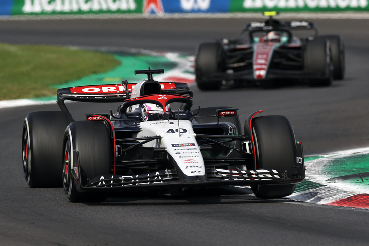 予選11位から入賞を目指そうとしていた角田裕毅のアルファタウリが、フォーメーションラップ中に白煙をあげストップ。チームの地元であるイタリアGPは、ダニエル・リカルドのけがが治るまでドライブすることが決まったリアム・ローソン（写真）のみの出走となった。ぶっつけ本番の前戦オランダGPとは違い、今回は3回のプラクティスをみっちり走り、角田とともにQ2進出で12位。レースではスタートでつまずくも11位でチェッカードフラッグを受けることができた。（Photo=Getty Images / Red Bull Content Pool）