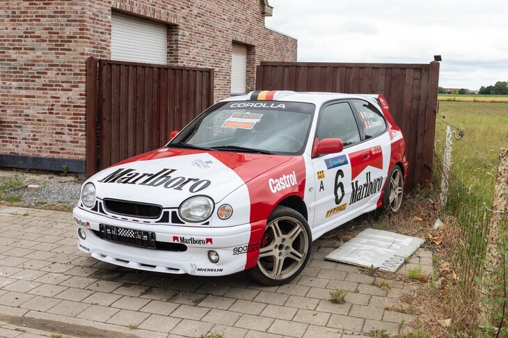 道沿いのお宅で販売中だったロイクスレプリカな「トヨタ・カローラ」。結構ボロい（笑）。