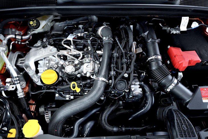 1.3リッターの直4ターボエンジンは、1600rpmという低回転域で最大トルク240N・mを発生。余裕のピックアップをみせる。