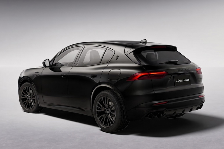 「グレカーレ モデナ ネロ インフィニート」のリアビュー。外板色には「ネロ テンペスタ」のメタリックペイントが採用される。