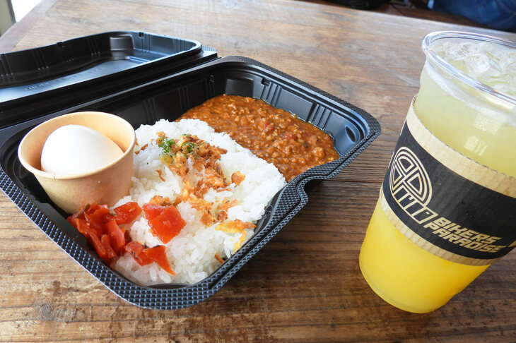 ランチに供されたのは「バイカーズパラダイス南箱根」おなじみの温玉付きキーマカレー。記者はオレンジスカッシュとともにいただいたが、いつもと変わらず、美味でした。