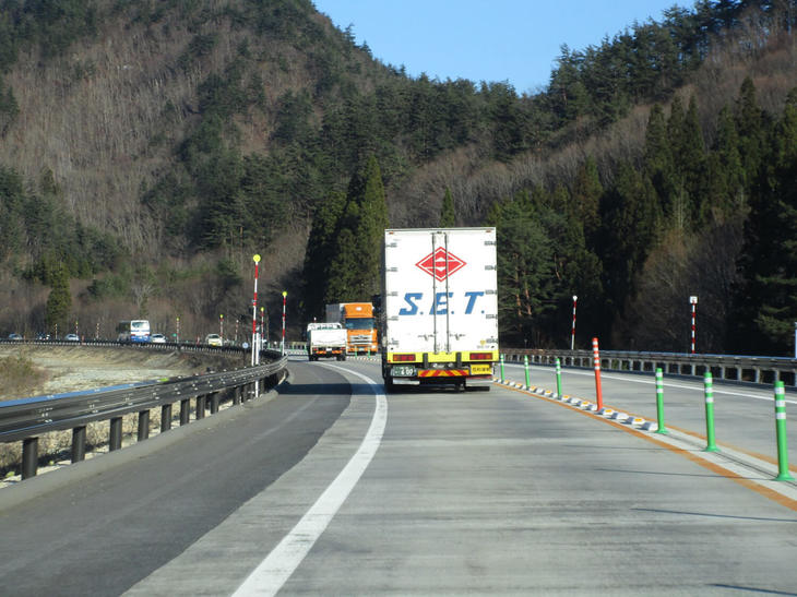 米沢北IC～福島JCT間。こちらでは簡素なポールが上下線を分けている。これでは反対車線への飛び出しによる正面衝突を防ぐのが難しい。安全性を重視するなら、完成2車線が望ましいと筆者は考えている。