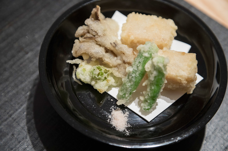 「ゴマ豆腐、ふきのとう、ししとう、舞茸の天ぷら」。ゴマ豆腐の天ぷらはねっとりとしていて、その味わいはまるでチーズのよう。