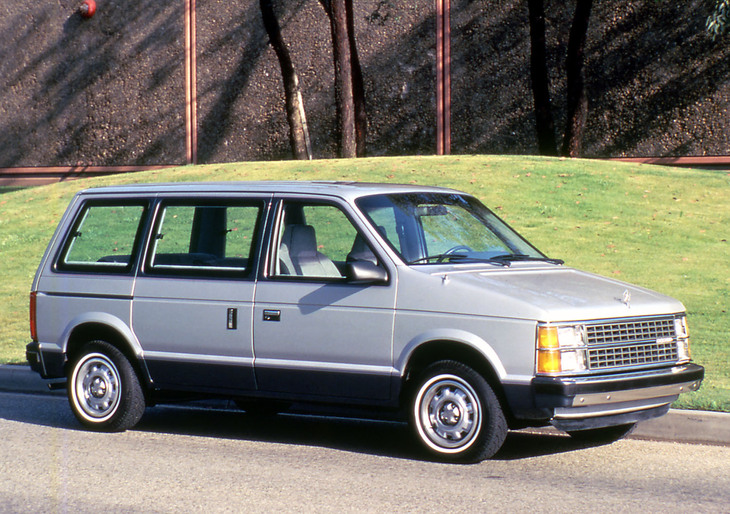 1983年に登場した元祖ミニバンの「ダッジ・キャラバン」。全長4.5m弱、全幅1.8m弱というサイズは、レギュラーサイズのバンと比べて十分に「ミニ」だったのだ。