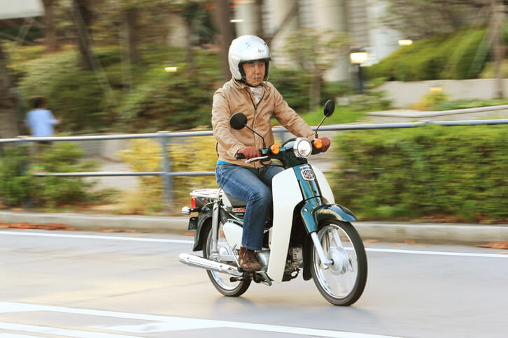 トランスミッションは、四輪車風に言うところのセミAT。クラッチ操作は不要だが、変速操作は手動で行う必要がある。