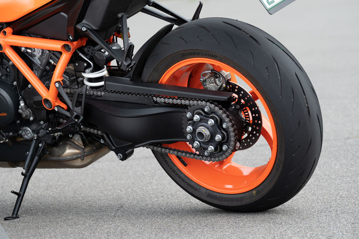 タイヤサイズは前が120/70ZR17 、後ろが200/55ZR17。同車専用に設計されたという「ブリヂストン・バトラックス ハイパースポーツS22」が装着される。