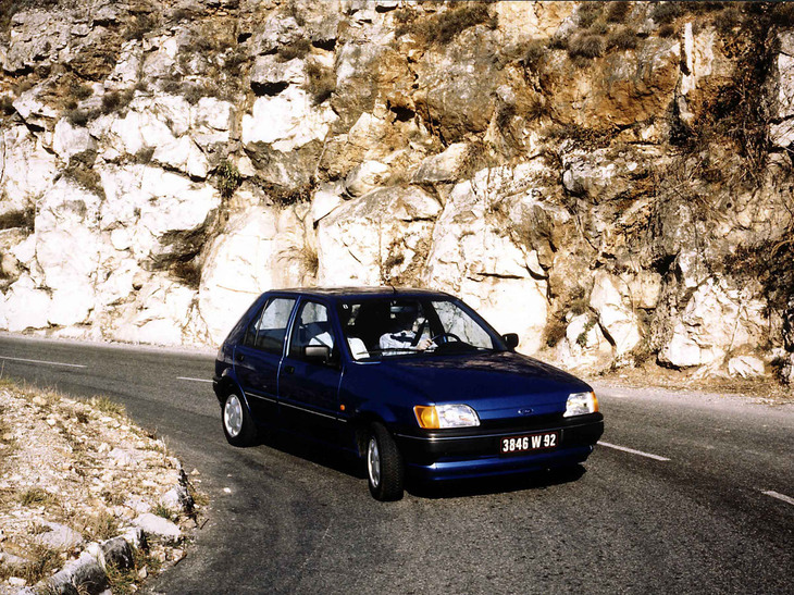 3代目「フィエスタ」（1989～1995年）。思えばフィエスタは、イタリアの風景の中であまりに自然すぎて、筆者の写真アーカイブには数が少ない。