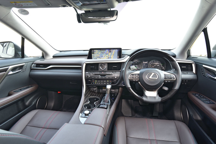 中央に12.3インチワイドディスプレイを据えた、直線基調のデザインのダッシュボード。上質さと先進性を融合させたとうたわれる。