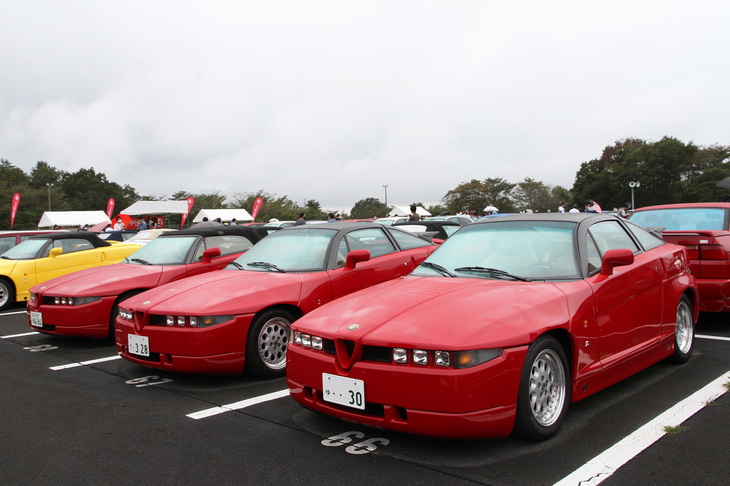 3リッターV6 SOHCエンジンを積んだ「75」のプラットフォームに、ザガートの手になる個性的な2座クーペボディーを架装した「SZ」とオープン版の「RZ」。