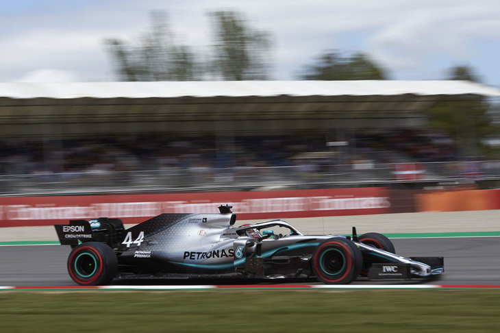 予選Q3ではわずかにラインが膨れ挙動を乱すシーンも見られたハミルトン（写真）は、僚友ボッタスに0.6秒の大差をつけられ予選2番手。しかしレースになると、鈍い出だしのボッタスに襲いかかりトップを奪い、その後リードを拡大。セーフティーカー後の再スタートでは一気に4秒ものマージンを稼ぎ出して勝利した。今季3勝目で、ファステストラップのボーナス1点を初めて獲得。ボッタスに7点差をつけ、再びポイントリーダーとなった。（Photo=Mercedes）