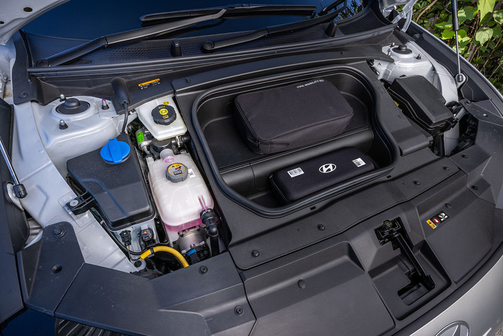フロントボンネット下に容量45リッターのラゲッジスペースも設置されている。フロント用のモーターなどを外から確認することはできない。
