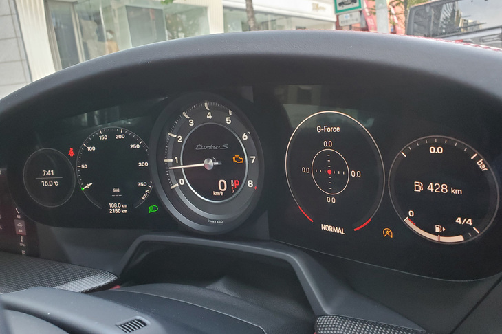 伝統の5連メーターデザインを引き継ぎながらも、センターのエンジン回転計以外はすべて液晶画面になっている。