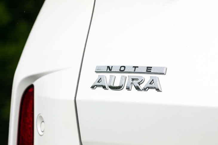 【日産ノート オーラGレザーエディションのスペック】
	ボディーサイズ：全長×全幅×全高＝4045×1735×1525mm／ホイールベース：2580mm／車重：1260kg／駆動方式：FF／エンジン：1.2リッター直3 DOHC 12バルブ／モーター：交流同期電動機／エンジン最高出力：82PS（60kW）/6000rpm／エンジン最大トルク：103N・m（10.5kgf・m）/4800rpm／モーター最高出力：136PS（100kW）/3183-8500rpm／モーター最大トルク：300N・m（30.6kgf・m）/0-3183rpm／タイヤ：（前）205/50R17 89V／（後）205/50R17 89V（ブリヂストン・トランザT005 A）／燃費：27.2km/リッター（WLTCモード）／33.0km/リッター（JC08モード）／価格：269万9400円
	
	【取材時の燃費データ】
	テスト距離：243.7km（市街地1：高速道路7：山岳路2）／使用燃料：16.1リッター（レギュラーガソリン）／参考燃費：15.1km/リッター（満タン法）／15.3km/リッター（車載燃費計計測値）