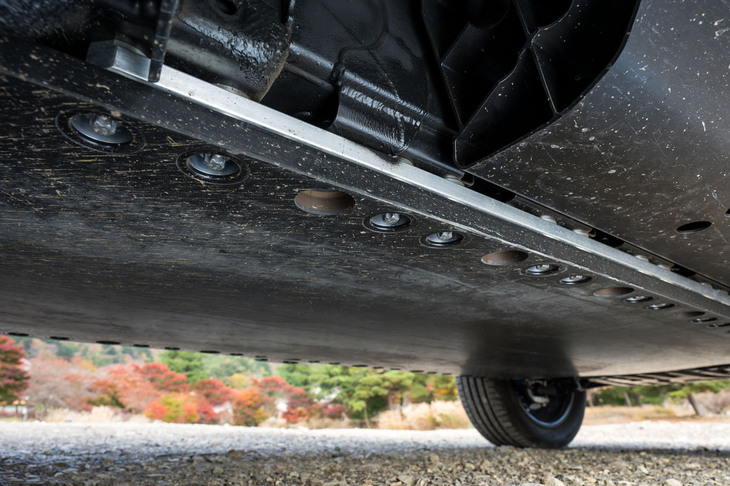 駆動用リチウムイオンバッテリーの容量は116kWhで、ラダーフレーム内に収められている。フロア下は厚さ26mmのCFRP製パネルで覆われる。