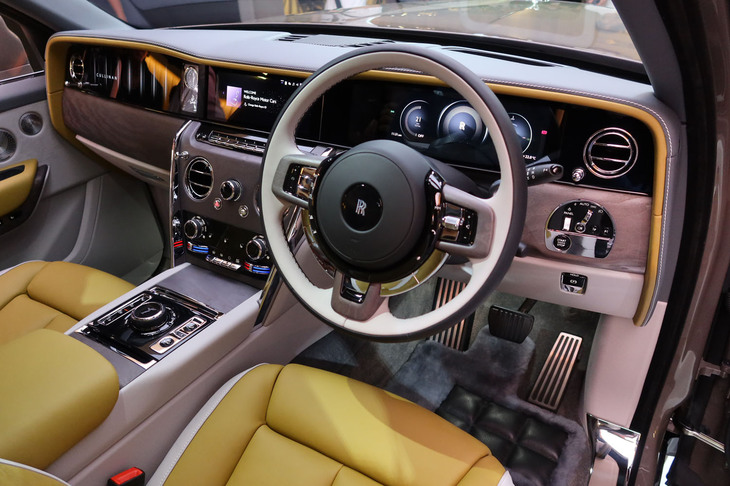 上質なレザーやウッドで仕立てられた「カリナン シリーズII」のインテリア。