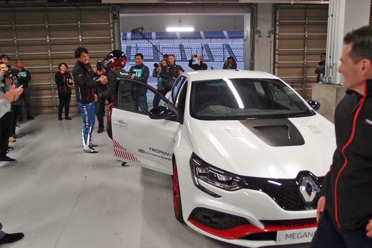 タイム更新直後、ピットでお互いをたたえ合うウルゴン氏と谷口選手。