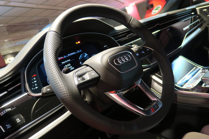 アウディRS Q8（ステアリングホイール）