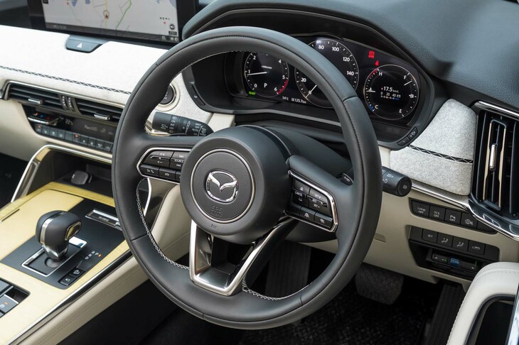 シャシーまわりの変更にともない、電動パワーステアリングや4WDシステムの制御も見直されている。