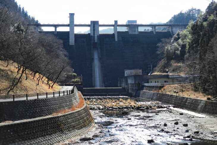 最後に訪れた「合角ダム」。2001年に完成した比較的新しいダムで、ふもとにある「吉田元気村」には、宿泊施設、入浴施設等が設けられている。