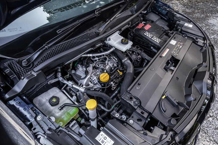 ガソリンエンジンはルノー・日産・三菱アライアンスとダイムラーにより共同開発された1.3リッター直4直噴ターボ。最高出力が131PS/5000rpm、最大トルクが240N・m/1600rpmで、7段DCTの「7EDC」と組み合わされる。 