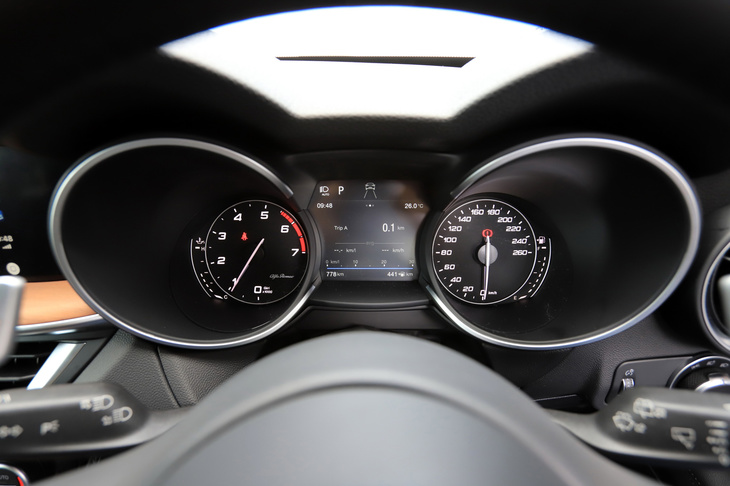 メーターはコンベンショナルな2眼式で、アナログ式の速度計とエンジン回転計の間に、カラー液晶のマルチインフォメーションディスプレイが装備されている。