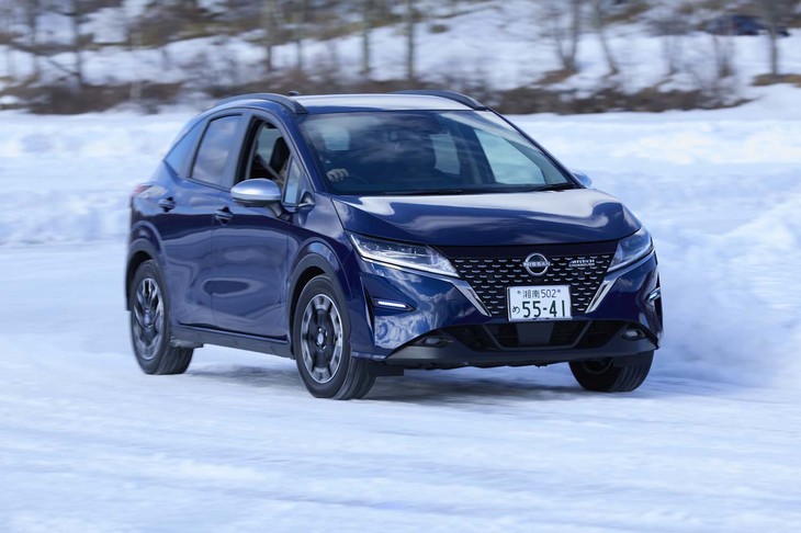 こちらは「ノートAUTECHクロスオーバーFOUR」。ただのドレスアップ車ではなく、車高を25mm高めて150mmの最低地上高を確保している。