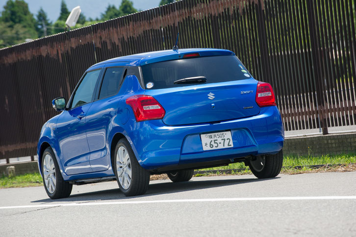 現行型「スイフト」には自然吸気の1.2リッターガソリンエンジンに加え、同エンジンにマイルドハイブリッド機構を組み合わせたもの、フルハイブリッド機構を組み合わせたもの、そして1リッターターボエンジンと、4種類ものパワートレインが用意される。