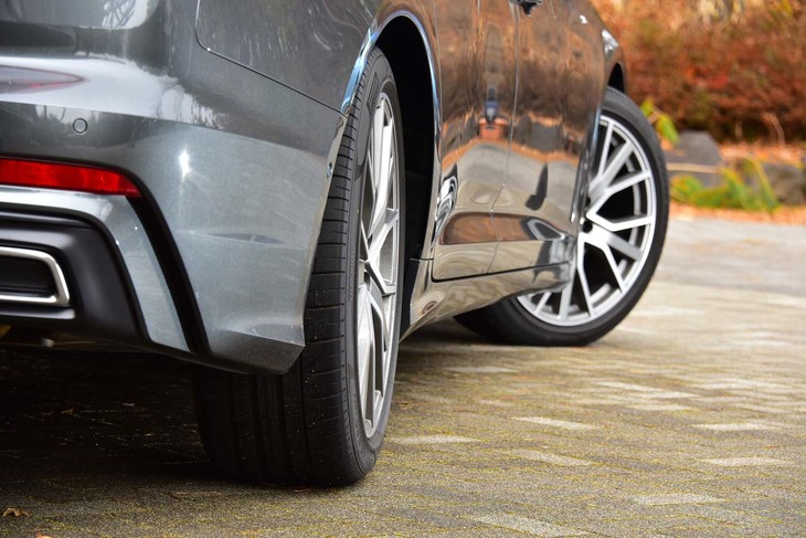 後輪の最大舵角は、低速時が前輪と逆位相に5度、高速時が前輪と同位相に2.5度。写真の通り目視できるほどに切れている。