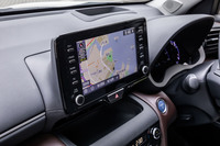 オーディオ機能とスマホ連携機能を内蔵するディスプレイオーディオを全車に標準装備。「G」グレード以上のモデルでは画面が8インチ（写真）、それ以外のモデルでは同7インチのアイテムとなる。