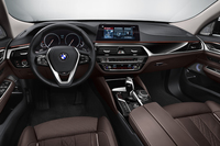 センターコンソールは、ドライバー側に向けられている。