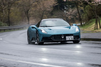 ドライブトレインには、コーナリング時の駆動力を高める電子制御デファレンシャルを標準で装備。オプションでLSDも用意されており、試乗車にもそれが装備されていた。