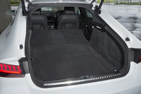 写真のように後席の背もたれを倒すことで、荷室容量は最大1390リッターにまで拡大できる。